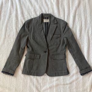 This is a great every day jacket. Very well kept and no flaws.